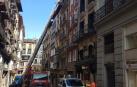 Cae parte del alero de un edificio en la calle Chapitela de Pamplona