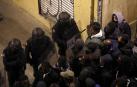 Seis personas de nacionalidad española han sido detenidas, diez policías nacionales han resultado heridos y numerosos destrozos en las calles se han producido durante la protesta por la muerte de Mmame M., el senegalés mantero que murió de un paro cardíaco en el barrio de Lavapiés