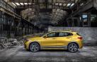 La imagen aguerrida del BMW X1 refuerza su apuesta diferenciadora, como se aprecia en las llantas, la alta línea de cintura y el frontal. Su baja altura diluye su estética SUV. El detalle del logo de la marca en el tercer pilar y el alerón trasero son un guiño juvenil.