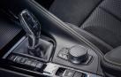 La imagen aguerrida del BMW X1 refuerza su apuesta diferenciadora, como se aprecia en las llantas, la alta línea de cintura y el frontal. Su baja altura diluye su estética SUV. El detalle del logo de la marca en el tercer pilar y el alerón trasero son un guiño juvenil.