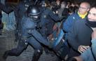 Momentos de tensión entre Mossos y manifestantes ante la Delegación de Gobierno