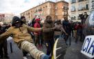 Seis personas de nacionalidad española han sido detenidas, diez policías nacionales han resultado heridos y numerosos destrozos en las calles se han producido durante la protesta por la muerte de Mmame M., el senegalés mantero que murió de un paro cardíaco en el barrio de Lavapiés