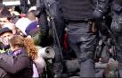 Los Mossos desalojan a decenas de independentistas que cortaban la AP-7