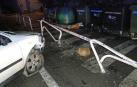 Sale de la vía y colisiona con una farola, un panel y cuatro vallas en Pamplona