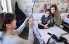 Amaia Romero visita a los niños ingresados el Complejo Hospitalario de Navarra