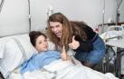 La cantante navarra Amaia Romero ha aprovechado su estancia en Pamplona para visitar a los niños que se encuentran ingresados en el Complejo Hospitalario de Navarra.