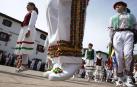 La tradición exige que los dantzaris recorran las calles y bajen también bailando el puerto de Ibañeta