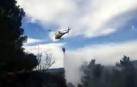 Bomberos trabajan para sofocar un incendio de vegetación en Puente la Reina