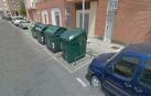 Siniestro ocurrido al chocar contra un vehículo y cuatro cubos de basura en Pamplona