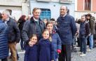Las calles del casco antiguo de Pamplona acogieron la tarde de Viernes Santo el que está considerado acto más representativo de la Semana Santa en la capital: la procesión del Santo Entierro. Vecinos y visitantes observaron el desfile de los once pasos de la Hermandad de la Pasión y de la querida imagen de La Dolorosa.