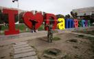 Callejeando por la capital siria, en pleno frente de guerra, sorprende la cotidianidad de la vida. Una pareja se regala miradas y un ramo de flores, un grupo de niños sale del colegio, dos universitarias comen en una terraza...