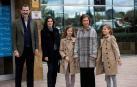 La Reina Sofía posa de la mano de sus nietas junto a Letizia y Felipe