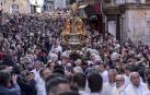 El santo ha sido trasladado con su comitiva desde la capilla de San Lorenzo a la catedral de Pamplona, donde permanecerá hasta el martes. El sol acompañó el acto, secundado por miles de personas