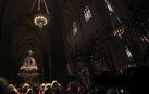El santo ha sido trasladado con su comitiva desde la capilla de San Lorenzo a la catedral de Pamplona, donde permanecerá hasta el martes. El sol acompañó el acto, secundado por miles de personas