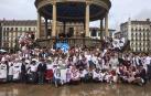 Cientos de personas participan en la Concentración de Dantzaris por el Autismo