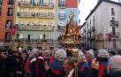 Suenan las campanas de la catedral de Pamplona para recibir al santo y su comitiva, que ya se encuentran en la puerta.