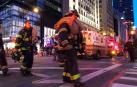 Un hombre murió y cuatro bomberos sufrieron lesiones leves por un incendio que se declaró hoy en la Torre Trump de Nueva York por motivos aún desconocidos, informaron fuentes oficiales.
