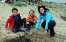 La apyma del colegio público de Caparroso y el ayuntamiento local organizaron el viernes 6 de abril una nueva edición del Día del árbol. Los vecinos acudieron a la cita con sus azadas, a pesar de las inclemencias meteorológicas. Todos ellos, tras dejar bien plantados sus ejemplares de olivo, fueron recompensados con una merienda.