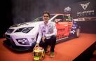 El piloto navarro Mikel Azcona presenta su nuevo coche