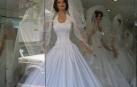 Obliga a comprarse un vestido de novia a su pareja, a la que maltrataba