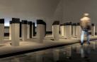 El Museo Universidad de Navarra acoge la exposición de la artista navarra bajo el título 'Menhires'.