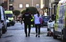 Un agente de la Policía Foral junto a una psicóloga, este martes, en la calle Tafalla de Olite.