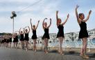 Esta cita para los jóvenes bailarines y bailarinas, que se lleva haciendo desde hace 21 años, se ha visto favorecida por un clima primaveral que ha acompañado una jornada más del Mes de la Danza de San Sebastián