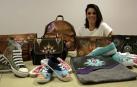 Amayluna, bolsos y zapatillas pintados a mano contra el duelo
