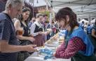 El escenario fue la plaza de San Francisco, donde el domingo se vendieron cerca de 5.000 pintxos -a un euro la unidad-, donados por 44 bares de Pamplona y Tafalla, y una veintena de empresas del sector alimentario. La recaudación por las ventas del evento de servirá para dar de comer a los refugiados que se concentran en Grecia, muchos de ellos sirios que huyen de la guerra que asola su país.