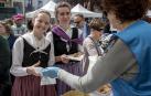 El escenario fue la plaza de San Francisco, donde el domingo se vendieron cerca de 5.000 pintxos -a un euro la unidad-, donados por 44 bares de Pamplona y Tafalla, y una veintena de empresas del sector alimentario. La recaudación por las ventas del evento de servirá para dar de comer a los refugiados que se concentran en Grecia, muchos de ellos sirios que huyen de la guerra que asola su país.