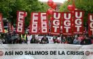 Miles de personas, convocadas por UGT y CCOO de Navarra, se han  manifestado en Pamplona este viernes, Día Internacional del Trabajo,  para reivindicar un cambio "radical" de las políticas económicas  actual.