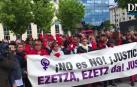 Concentración frente al Palacio de Justicia de Navarra minutos antes de la lectura del fallo
