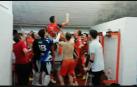 Celebración de jugadores y técnicos del Aspil-Vidal en el vestuario