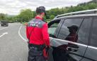 Un conductor de 79 años sin carné circula por la N121A invadiendo el carril contrario