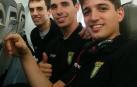 Álvaro Gastón, Xabier Etxeberria y Carlos Chocarro, en el avión.