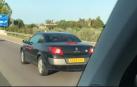 Un conductor tocando la guitarra al volante en Mallorca