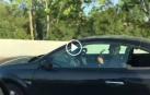 Graban a un conductor tocando la guitarra al volante en Mallorca