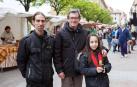 La calle Mayor de Villava acogió a más de 30 puestos de artesanía y alimentación en el que los vecinos de esta localidad pudieron disfrutar de sus compras. Además, se organizaron talleres de soplado de vidrio, alfarería y flores aromáticas. También se habilitó una zona con juegos tradicionales de madera para los más pequeños. De ambientar musicalmente la jornada se ocupó la comparsa de gigantes y kilikis, los gaiteros y los  txistularis de la villa.