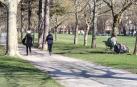 Los pamploneses disfrutaron de un sábado soleado en la capital navarra.