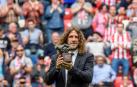 Carles Puyol recibe de manos de Iribar el premio 'One Club Player'