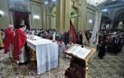 Las cofradías y hermandades portaron sus banderas durante el momento de la consagración en la misa de ayer.