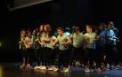 Alumnos de hip-hop durante su actuación.