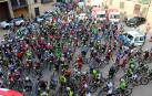 Los 400 participantes de la segunda BTT de Arróniz aplauden tras el minuto de silencio que guardaron en la plaza de los Fueros, antes de salir.