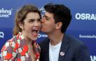 Amaia Romero y Alfred García posan junto a los representantes del resto de países en la alfombra azul que dio este domingo paso a la fiesta eurovisiva el mismo día que realizaron el segundo ensayo general