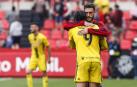Abrazo entre Roberto Torres y Quique al finalizar el encuentro.