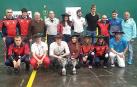 Miguel Pozueta, junto con los pelotaris y técnicos de la Federación Navarra de Pelota ayer en el frontón Ogueta de Vitoria, con los trofeos.