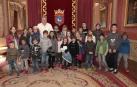 Los txikis de las Peñas, en el Ayuntamiento, por el quinto peldaño de la escalera