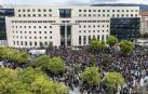 La manifestación ha comenzado a las 12.30 horas en el Palacio de Justicia y la marcha se dirige a la Plaza del Castillo