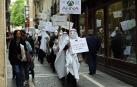 Miembros encapuchados de la Asociación de Fibromialgia recorrieron las calles de casco viejo de Pamplona.