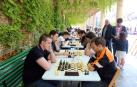 Los inscritos en el torneo de ajedrez juegan sus partidas en el paseo del Queiles.